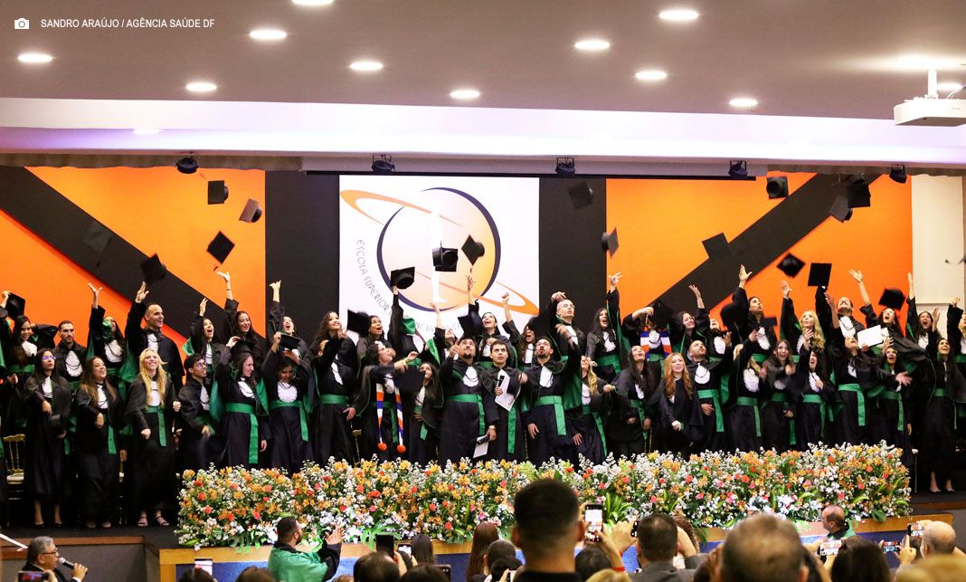 Escola Superior de Ciências da Saúde celebra colação de grau de 125 novos profissionais