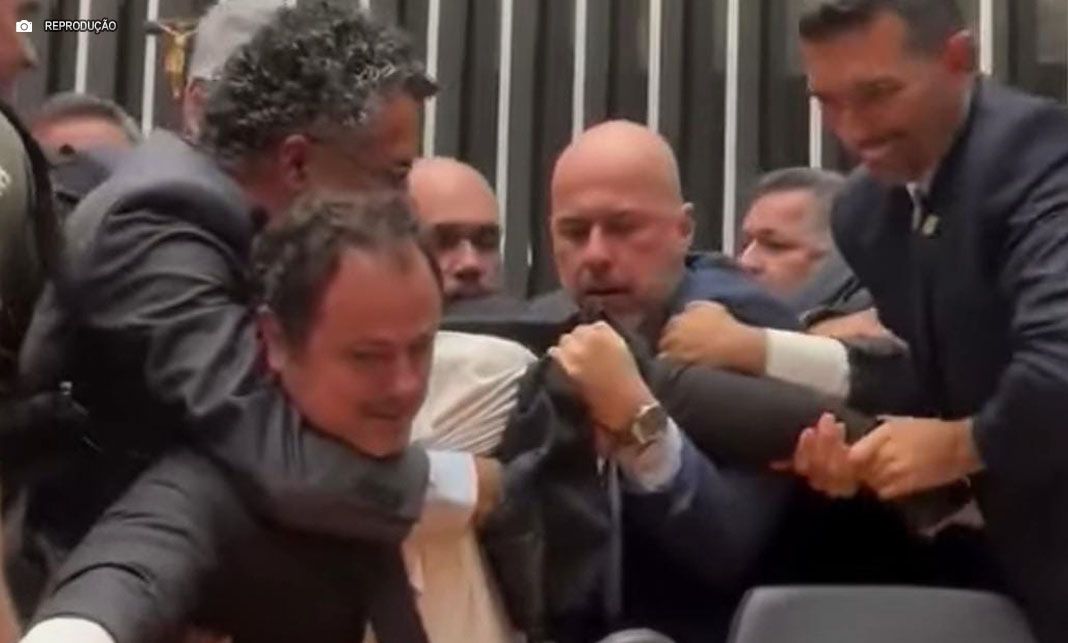 Glauber Braga é retirado à força do plenário e entidades denunciam censura à imprensa