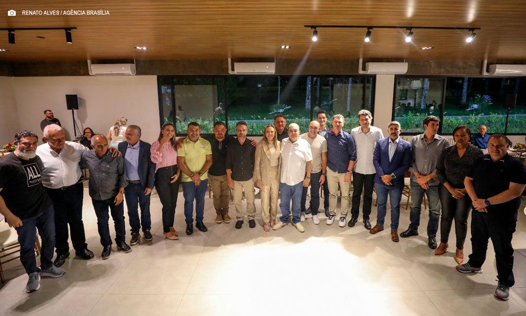 Ibaneis Rocha reúne deputados para jantar de confraternização