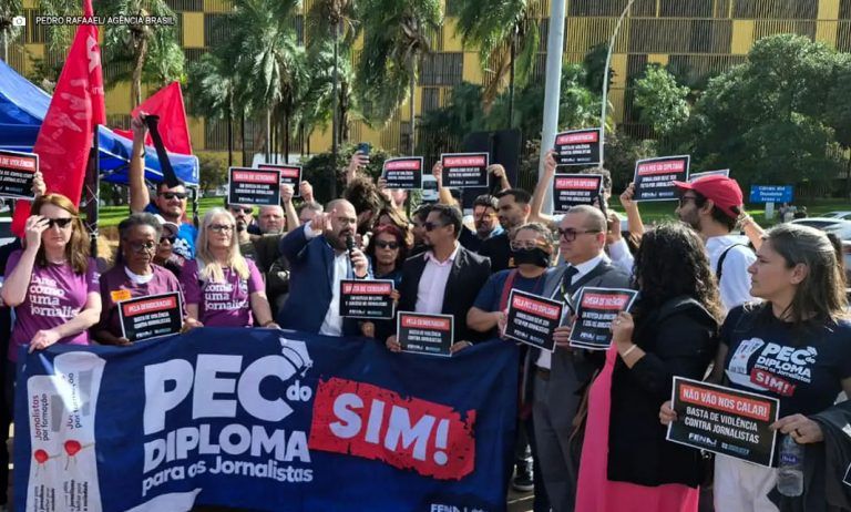 Jornalistas realizam ato contra censura e agressões na Câmara