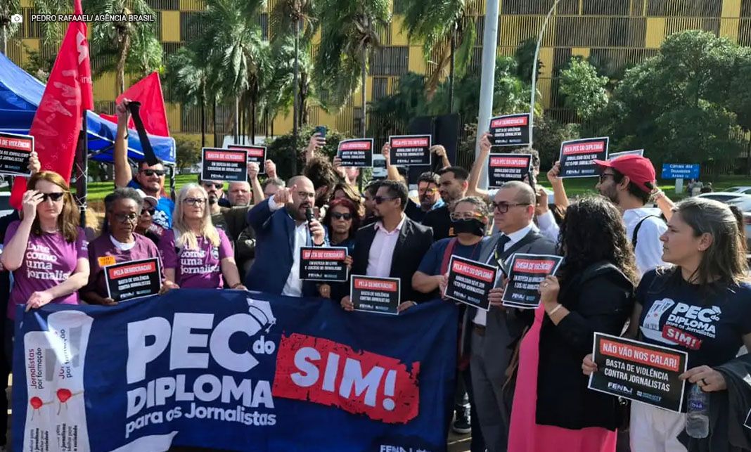 Jornalistas realizam ato contra censura e agressões na Câmara