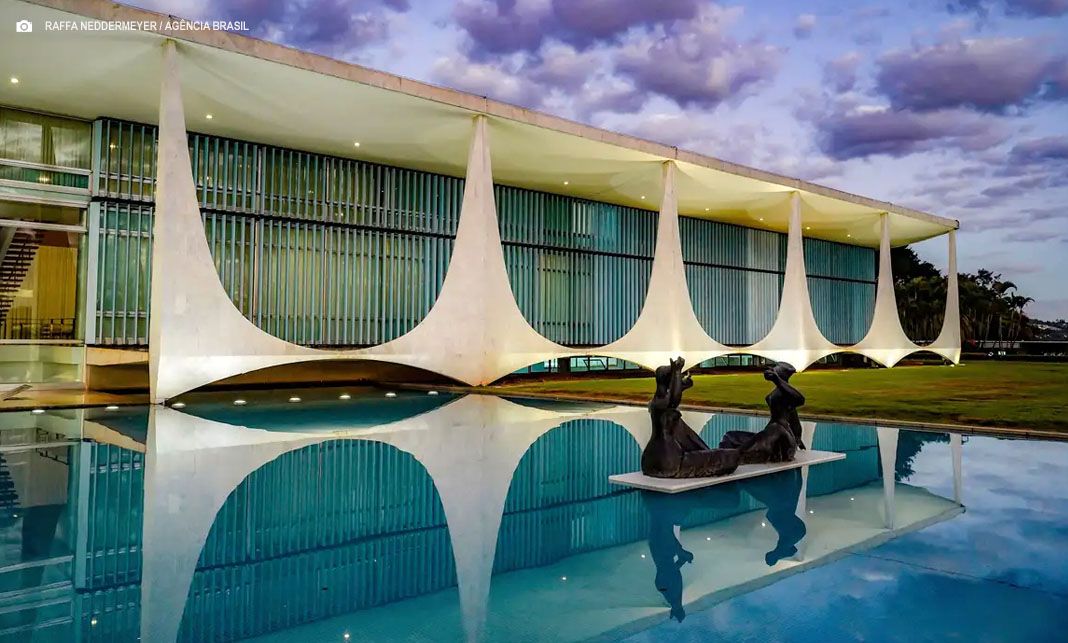 PF acha documentos em cofres do Alvorada e pede para interrogar Bolsonaro