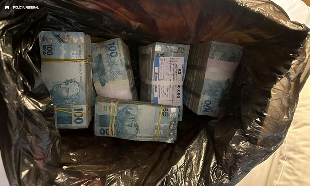 Ao investigar movimentações suspeitas de R$ 28,6 milhões entre assessores de deputados do PL, Polícia Federal apreende 430 mil na casa de Sóstenes Cavalcante