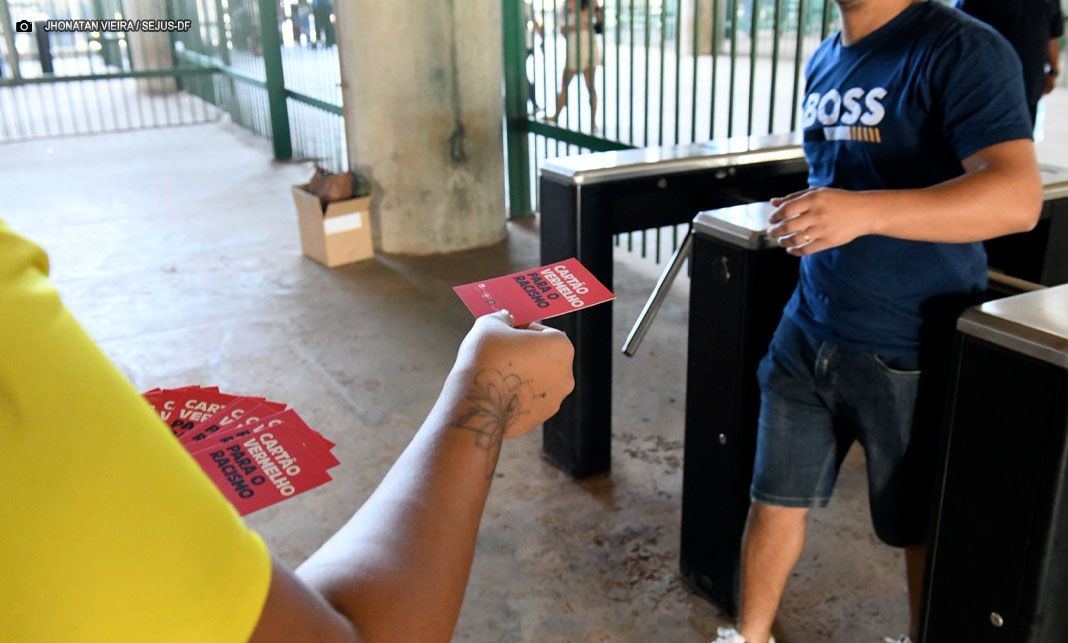 Campanha Cartão Vermelho para o Racismo entra em campo na decisão entre Flamengo e Corinthians