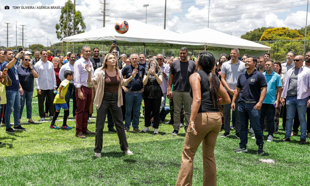 Celina Leão entrega campo de grama sintética no Taguaparque com investimento de R$ 1,8 milhão