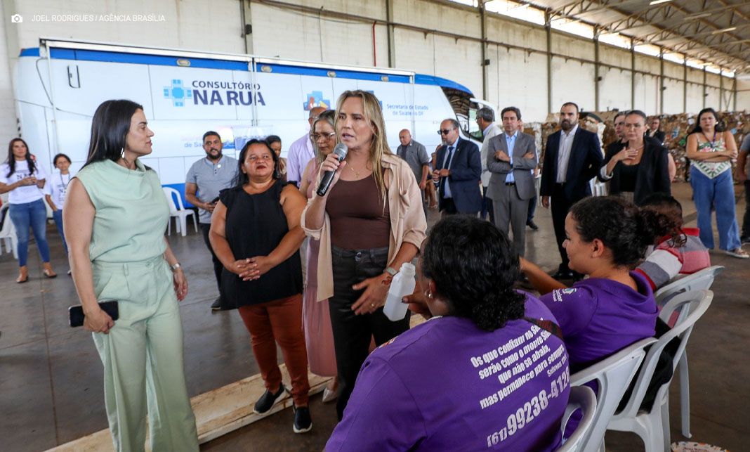 Celina Leão acompanha mutirão de serviços voltado a catadores na Estrutural