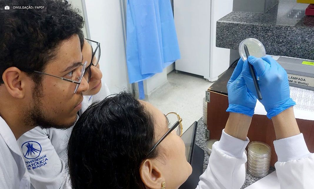 Pesquisa apoiada pela FAPDF valida fita antimicrobiana para uso hospitalar