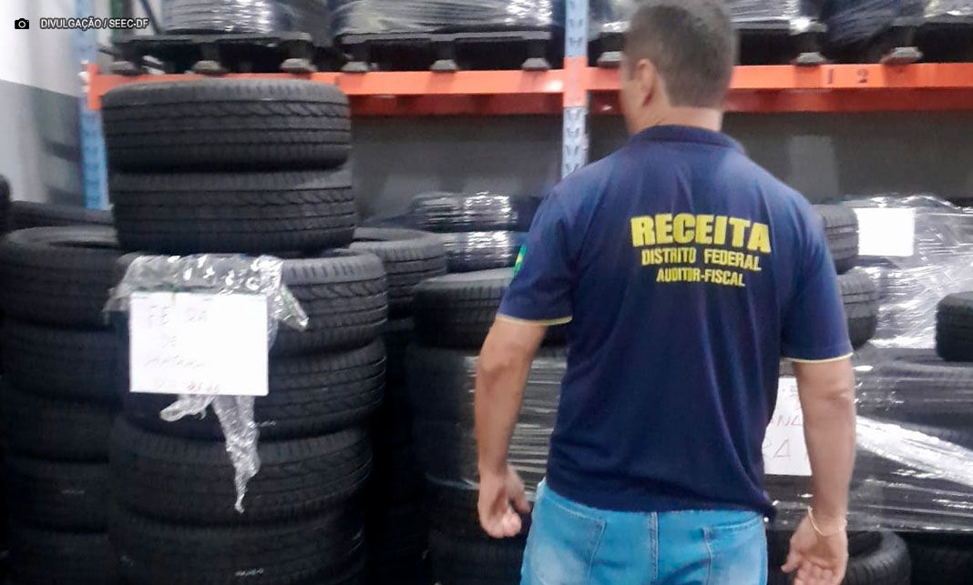 Auditores apreendem carga de pneus de R$ 600 mil sem nota fiscal no DF