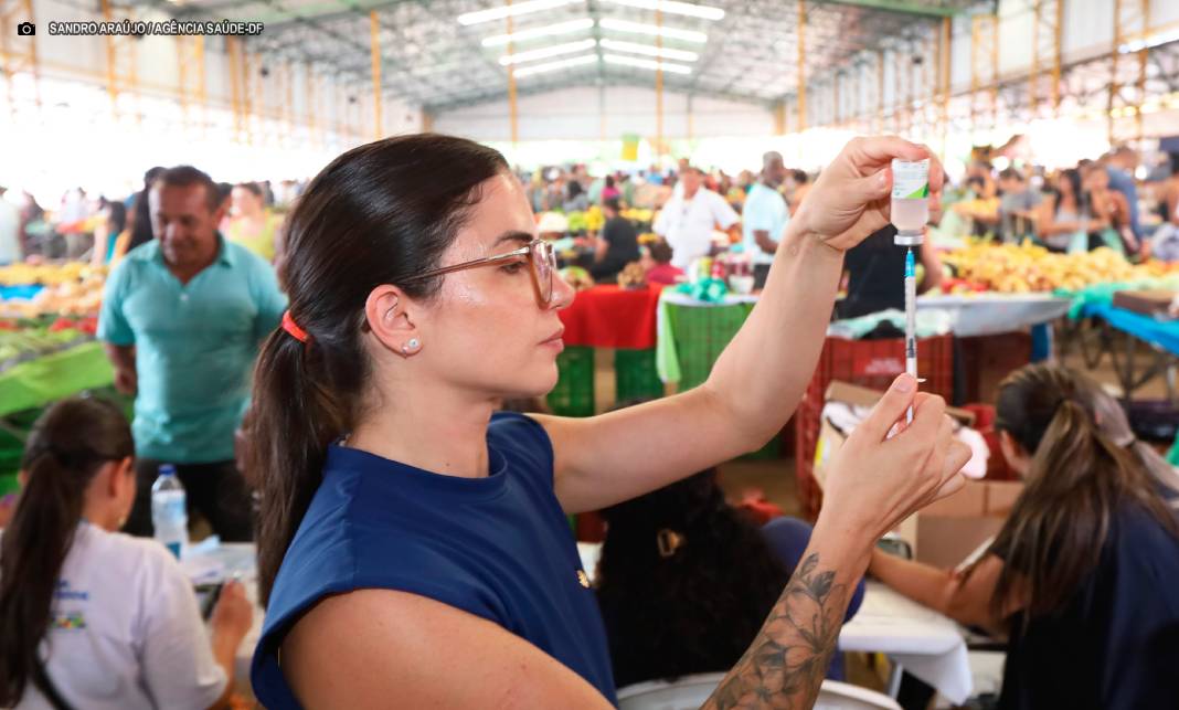 Carro da Vacina leva imunização à população de Brazlândia