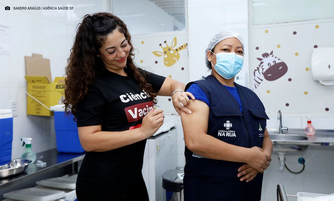 Profissionais da linha de frentes da saúde recebem imunização contra a dengue