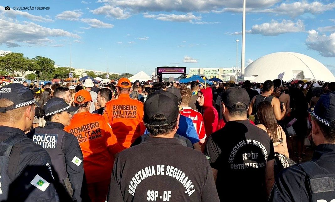 Ações de segurança evitam entrada com objetos proibidos em blocos carnavalescos