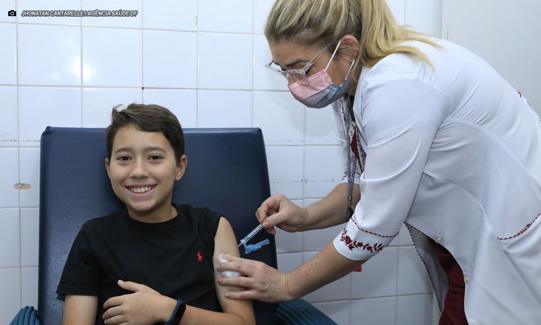 Saúde convoca crianças e adolescentes para vacinação contra dengue no Distrito Federal