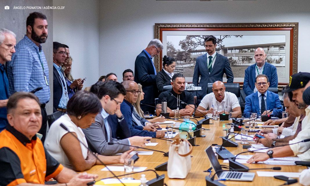 Câmara Legislativa recebe presidente do BRB para reunião com distritais