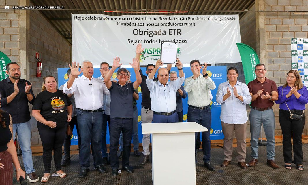 Ibaneis Rocha entrega 111 contratos de uso da terra a produtores rurais do Lago Oeste