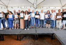 Ibaneis Rocha e Celina Leão entregam escrituras para 500 famílias do Arapoanga