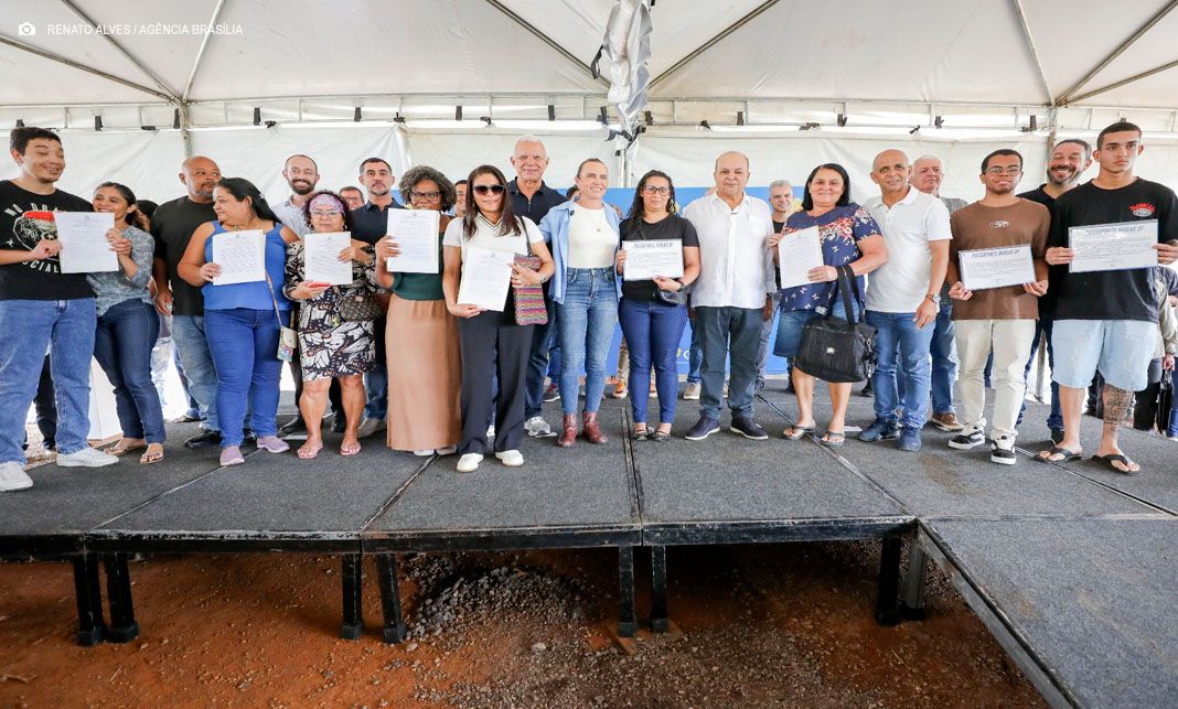 Ibaneis Rocha e Celina Leão entregam escrituras para 500 famílias do Arapoanga