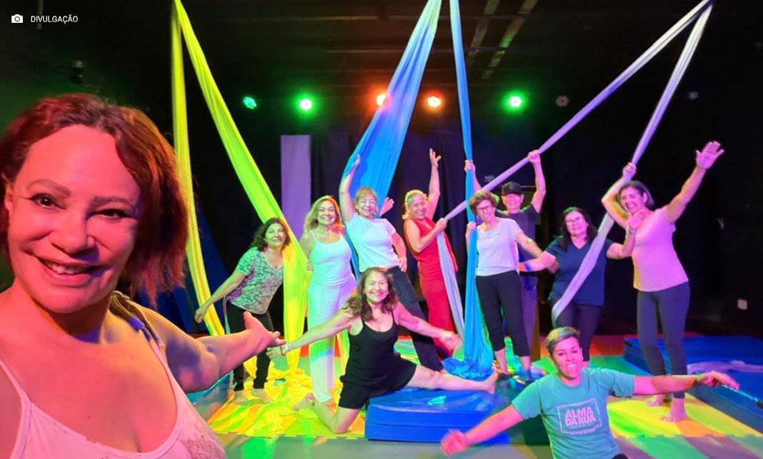 ARTEridade: Oficinas de arte viram ponto de encontro para pessoas 60+ em Brasília