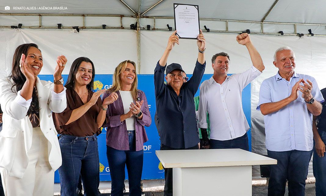 Ibaneis Rocha assina ordem de serviço para pavimentação da VC-541, em Brazlândia