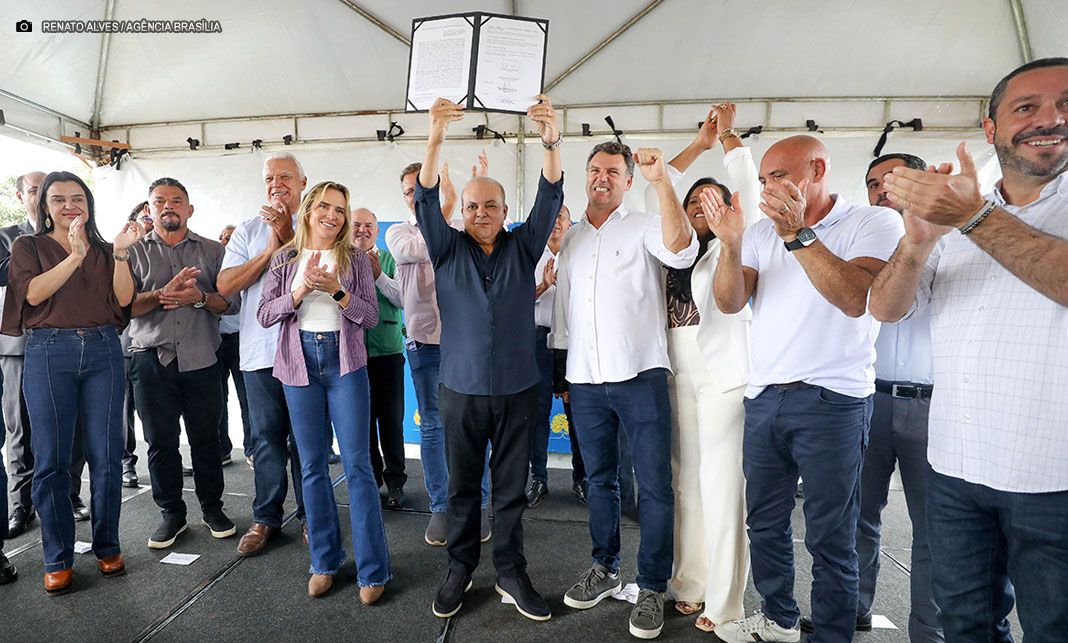 Ibaneis Rocha assina termo que destina área em Brazlândia para construção de moradias sociais