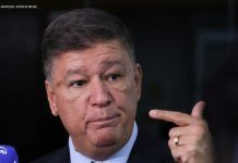 Flávio Dino dá 5 dias para senador Carlos Viana explicar repasse de emendas à Lagoinha