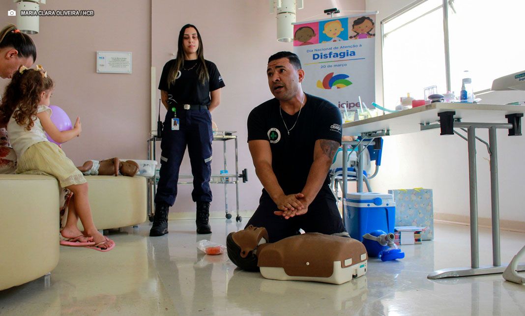 Profissionais orientam pacientes e acompanhantes sobre prevenção de engasgos no Hospital da Criançaz