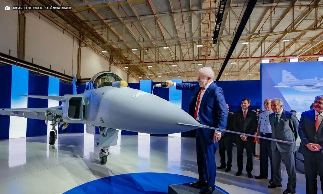 Lula batiza primeiro caça Gripen produzido no Brasil