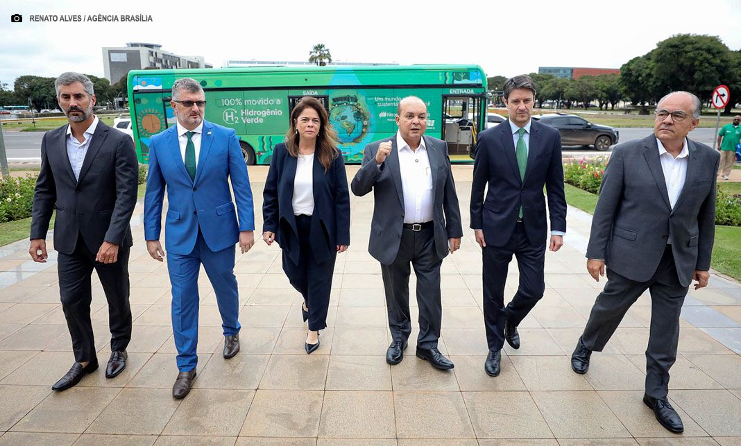 Ibaneis Rocha lança primeira rota turística com ônibus movido a hidrogênio verde no país