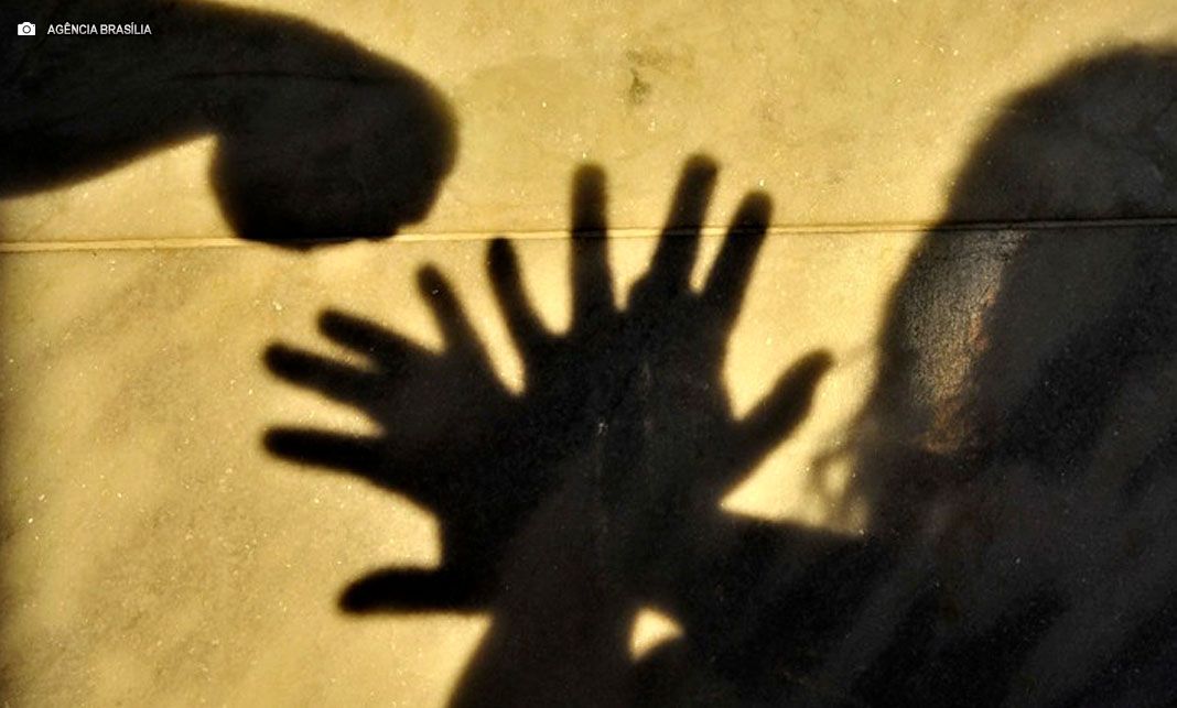 Profissionais de saúde são treinados para identificar sinais de violência contra mulheres e acolher as vítimas no DF