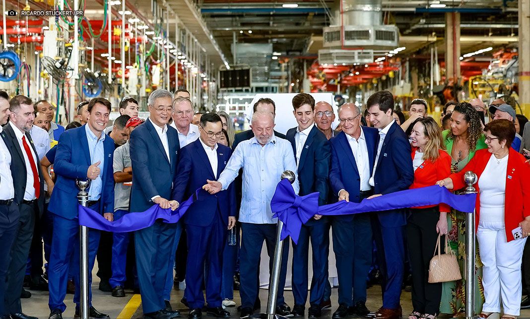 “Não tem coisa mais gratificante do que a economia oferecer ao povo crescimento, emprego e dignidade”, diz Lula, ao visitar montadora em Anápolis (GO)