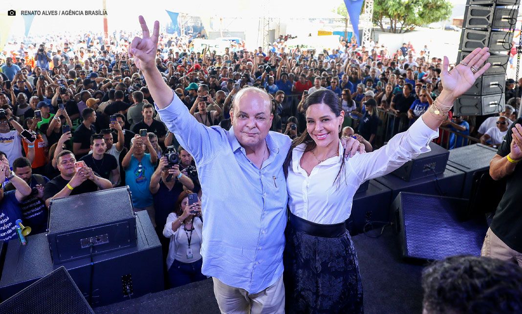 Ibaneis Rocha assina renúncia ao cargo de governador durante agenda em Ceilândia