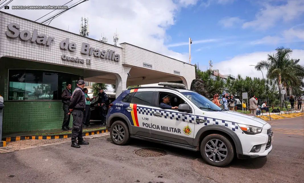 Moraes proíbe drones perto da casa onde Bolsonaro cumpre prisão