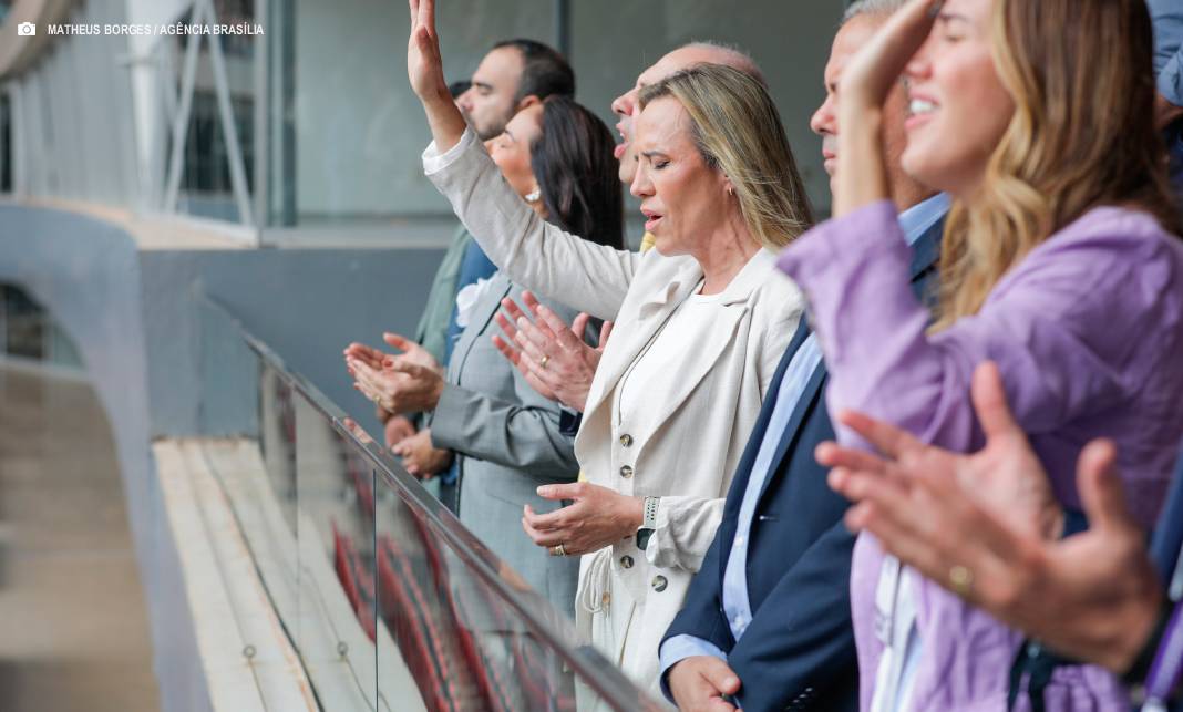 Governadora Celina Leão participa de celebração da Sexta-feira Santa com fiéis evangélicos