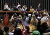 “Congresso inimigo dos povos”: indígenas marcham em Brasília contra ofensiva legislativa