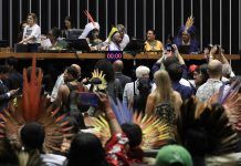 “Congresso inimigo dos povos”: indígenas marcham em Brasília contra ofensiva legislativa
