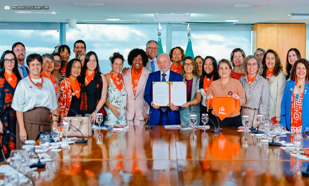 Lula sanciona lei que regulamenta a profissão de doula no Brasil