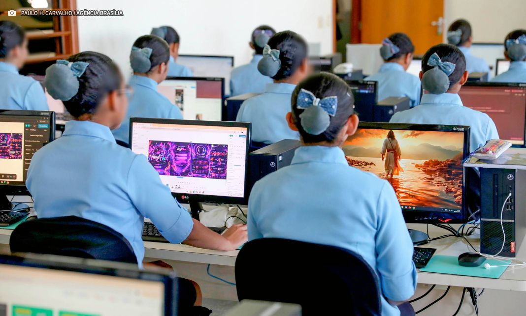 Programa Programadores do Futuro leva tecnologia a meninas acolhidas em internato de Santa Maria