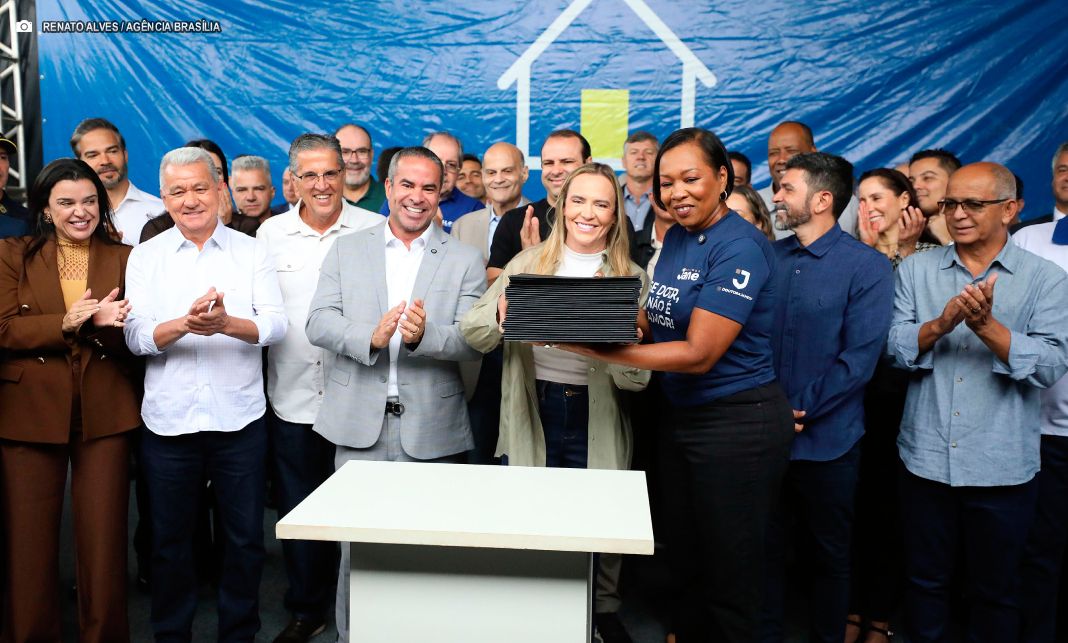 Com projeto no Paranoá, Celina Leão assina 30 ordens de serviço