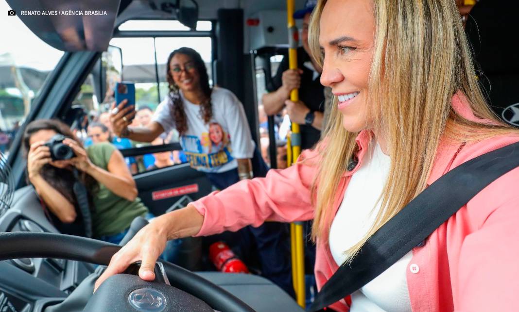 Governadora Celina Leão entrega 15 novos micro-ônibus para reforço de linhas no Paranoá e no Itapoã
