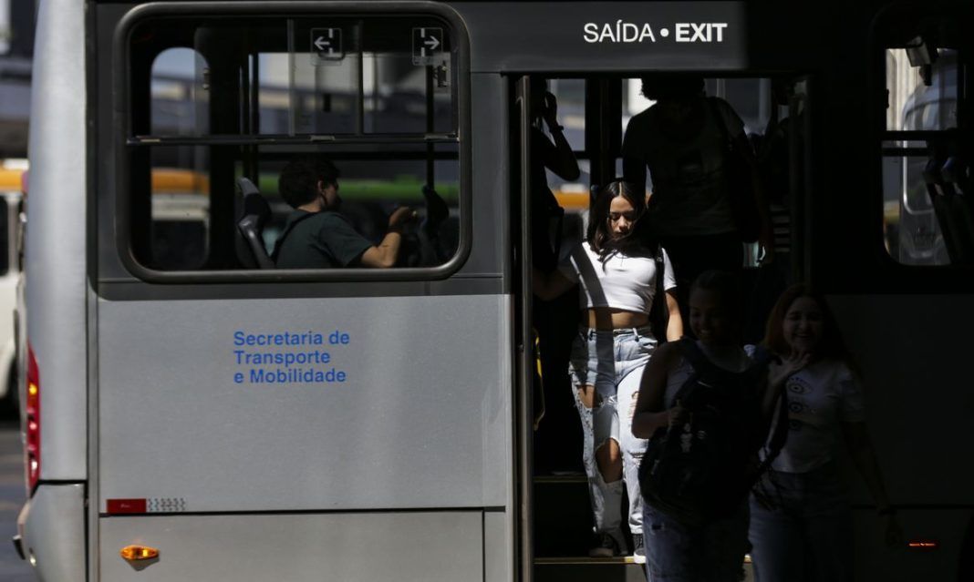 Rio de Janeiro sanciona lei para combater abuso contra mulheres no transporte coletivo