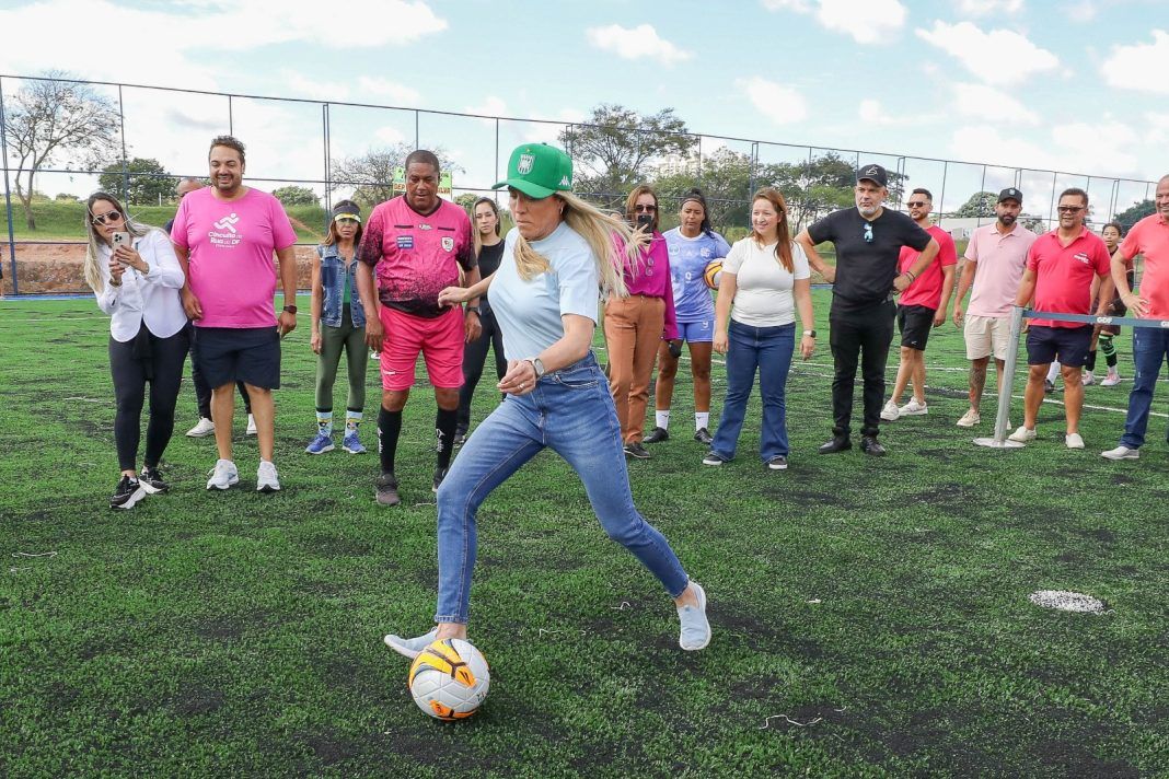 Celina Leão reinaugura campo sintético do Alvorada, no Parque Vivencial Urbano do Gama