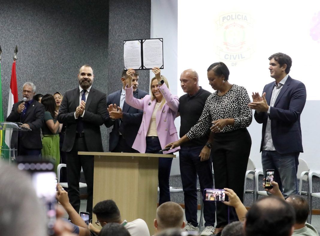 Celina Leão sanciona nova lei previdenciária da PCDF Celina Leão sanciona nova lei previdenciária da PCDF