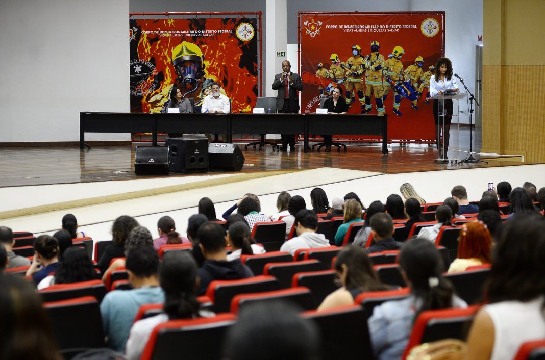 Mais de mil novos servidores da Saúde são acolhidos em evento de integração no DF Mais de mil novos servidores da Saúde são acolhidos em evento de integração no DF