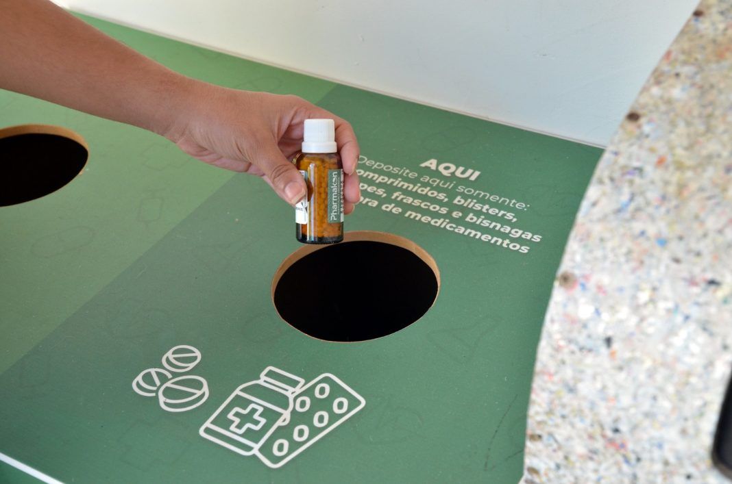 Profissionais orientam pacientes sobre o uso racional de medicamentos Profissionais orientam pacientes sobre o uso racional de medicamentos