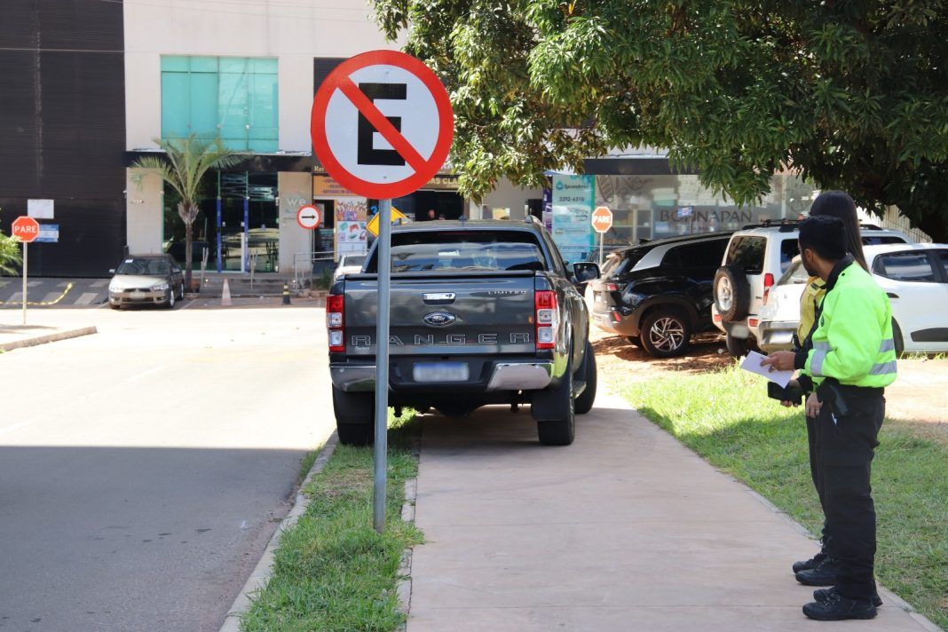 Operação Vagas Especiais do Detran-DF flagra 75 veículos estacionados irregularmente em Águas Claras Operação Vagas Especiais do Detran-DF flagra 75 veículos estacionados irregularmente em Águas Claras