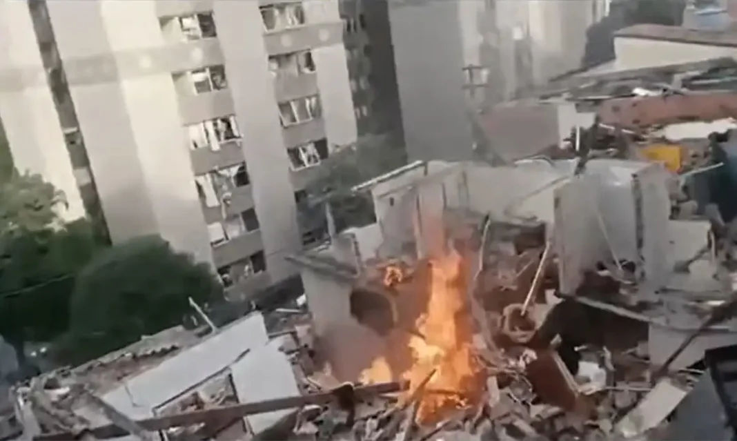 Explosão mata homem e deixa desabrigados em obra no Jaguaré, zona oeste de SP Explosão mata homem e deixa desabrigados em obra no Jaguaré, zona oeste de SP