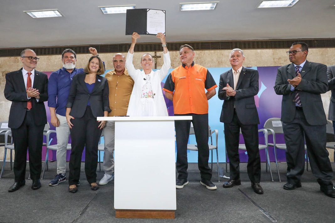Celina Leão propõe reconhecer carreira de gestão governamental como típica de Estado no DF Celina Leão propõe reconhecer carreira de gestão governamental como típica de Estado no DF