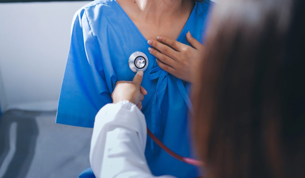 Sintomas de infarto nas mulheres podem ser diferentes e dificultar diagnóstico Sintomas de infarto nas mulheres podem ser diferentes e dificultar diagnóstico