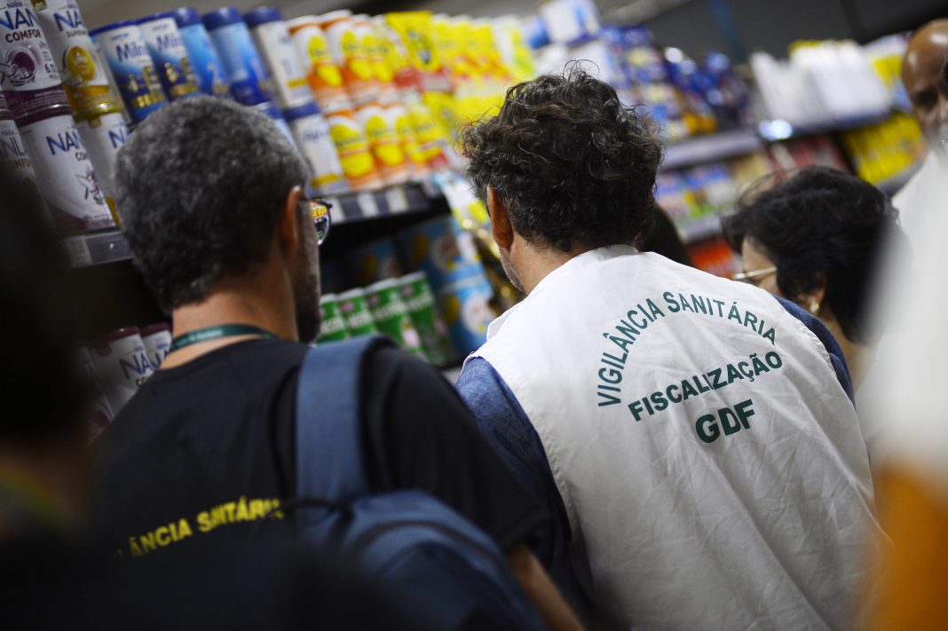 Vigilância Sanitária vistoria farmácias e supermercados da Asa Sul Vigilância Sanitária vistoria farmácias e supermercados da Asa Sul