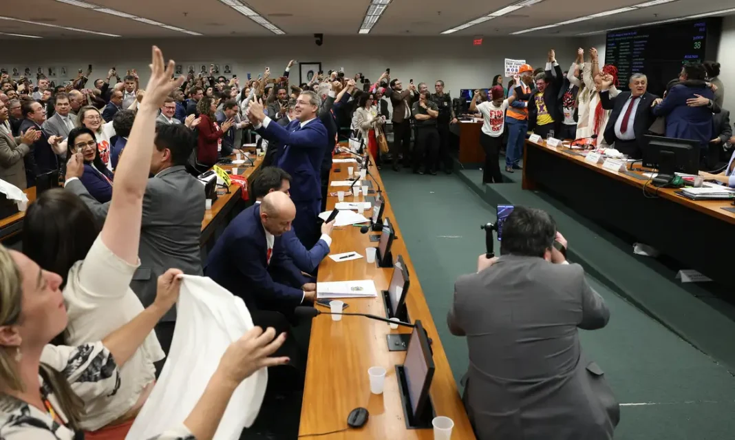 Comissão Especial da Câmara dos Deputados aprova relatório de PEC que acaba com escala 6X1 Comissão Especial da Câmara dos Deputados aprova relatório de PEC que acaba com escala 6X1