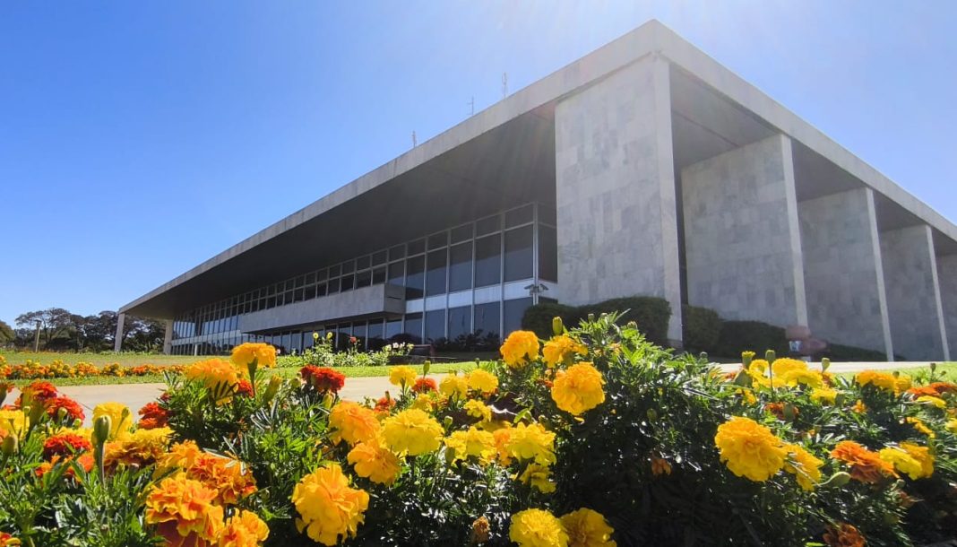 Nomeações e reajustes salariais seguem suspensos em decorrência de adequação fiscal das contas do DF Nomeações e reajustes salariais seguem suspensos em decorrência de adequação fiscal das contas do DF